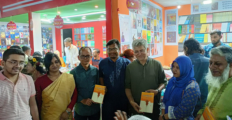 বইমেলায় এসেছেন নাজমুল হাসানের পোড়ামাটির মূর্তি